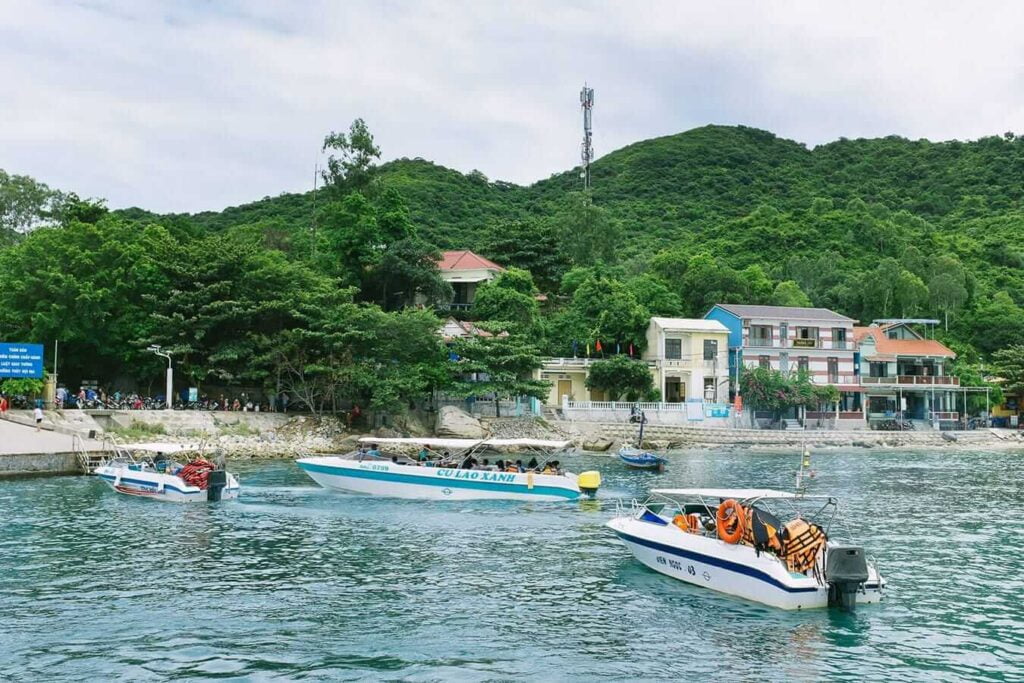 Speedboat to Cham Islands